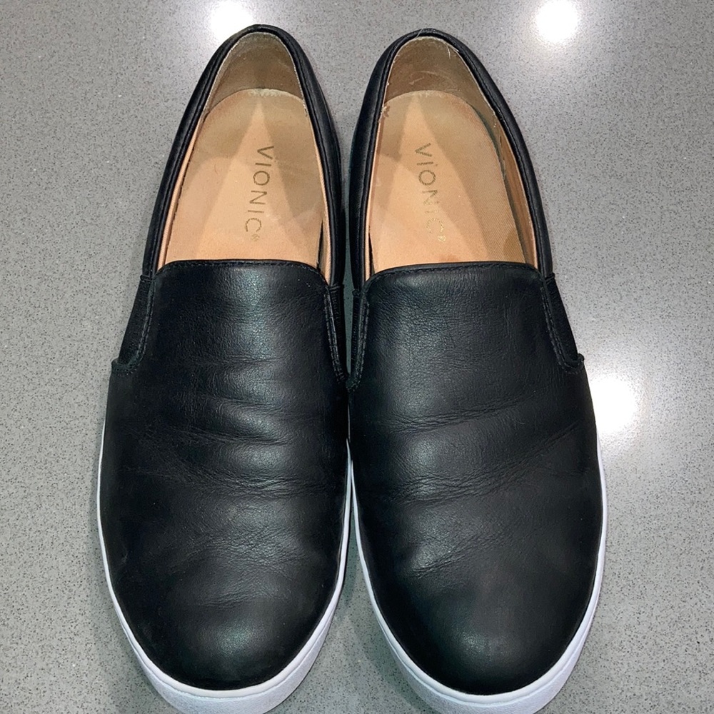 Vionic Women’s Demerara Leather Slip On Shoes- 8.5